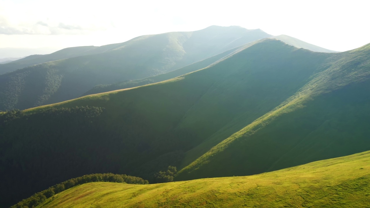 田园诗般的夏日，阳光照耀着青山。视频素材