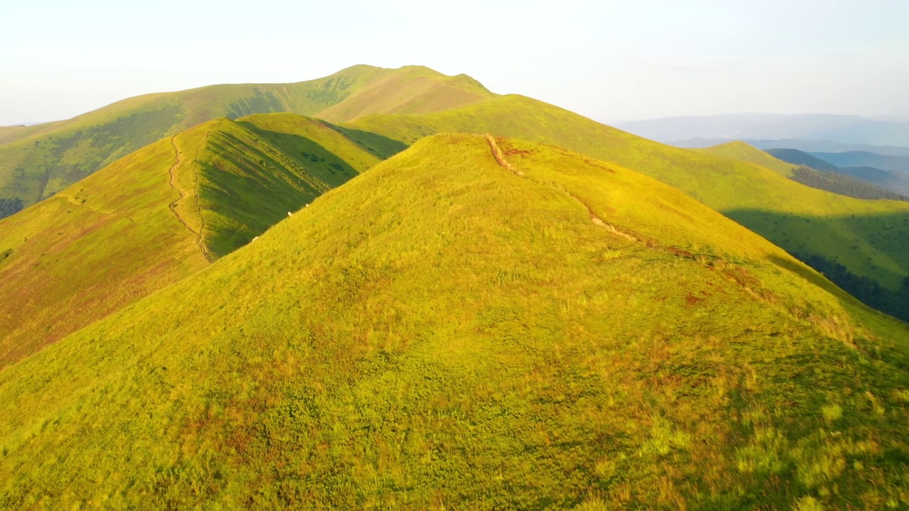 宁静的夏日，阳光照耀着青山。视频素材