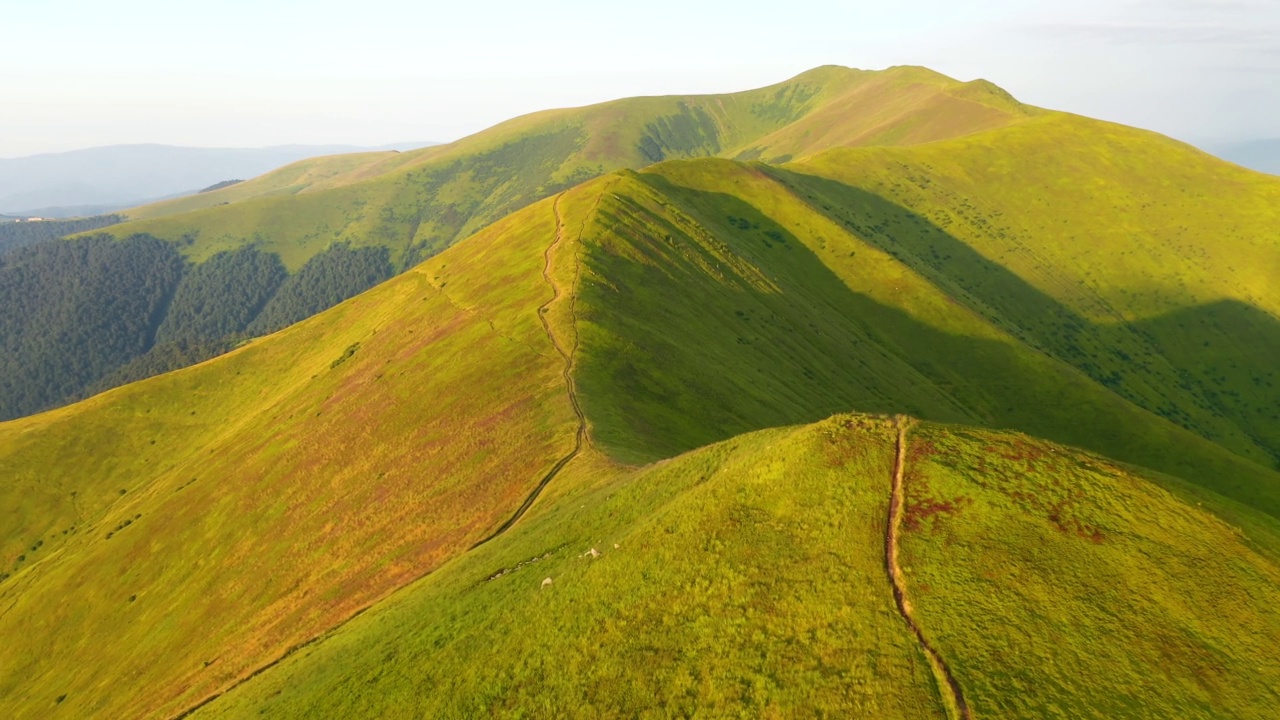 田园诗般的夏日，阳光照耀着青山。视频素材