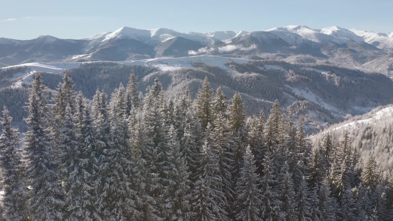 在霜冻的日子里，鸟瞰雪山上令人叹为观止的风景。视频素材