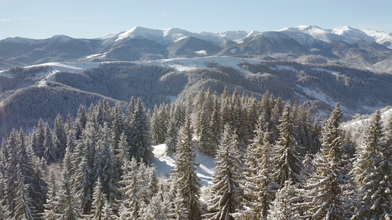 在霜冻的日子里，鸟瞰雪山上令人叹为观止的风景。视频素材