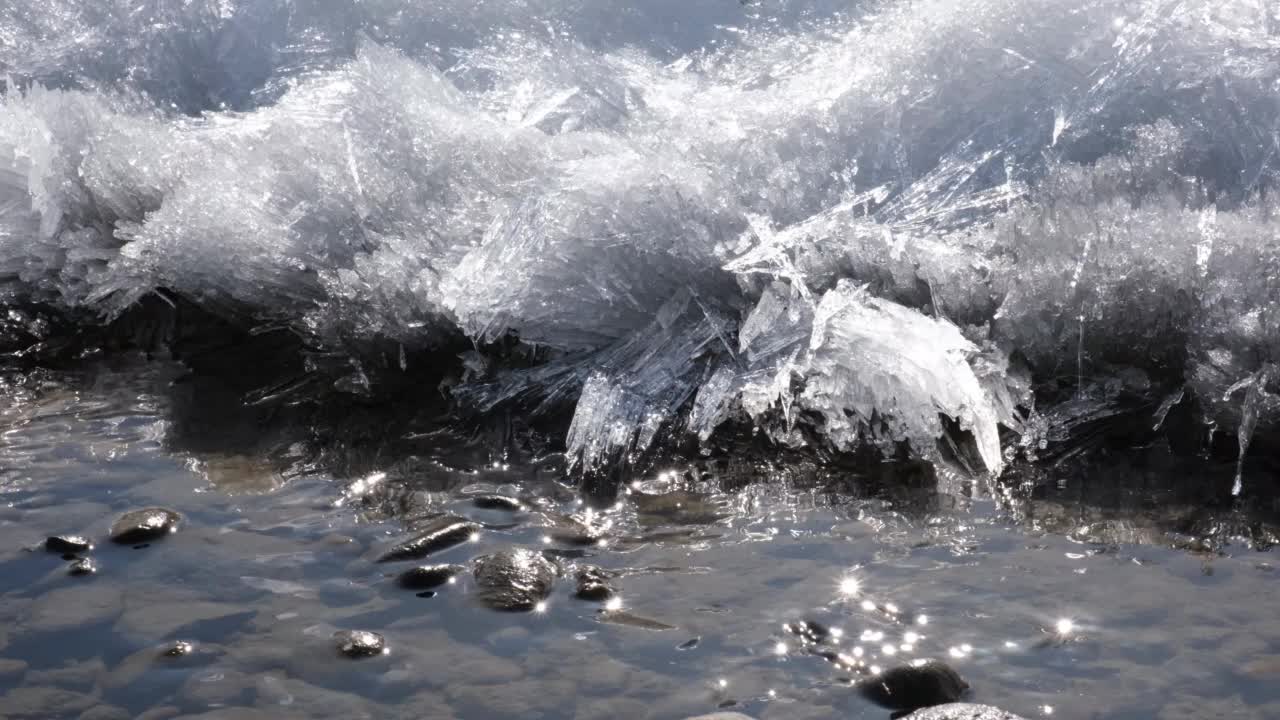 河上结了冰，小溪结了冰。寒冷的季节。山涧的石头。春天雪融化。冰开始破，自然沉默视频素材