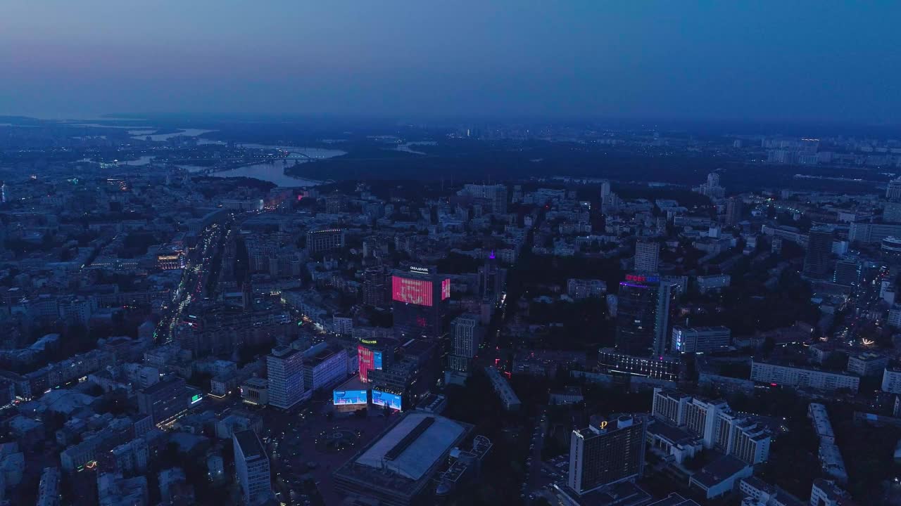 傍晚的基辅，一只鸟儿从高空飞翔视频素材