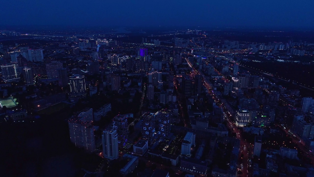 从基辅夜晚街道的高处俯瞰全景视频素材