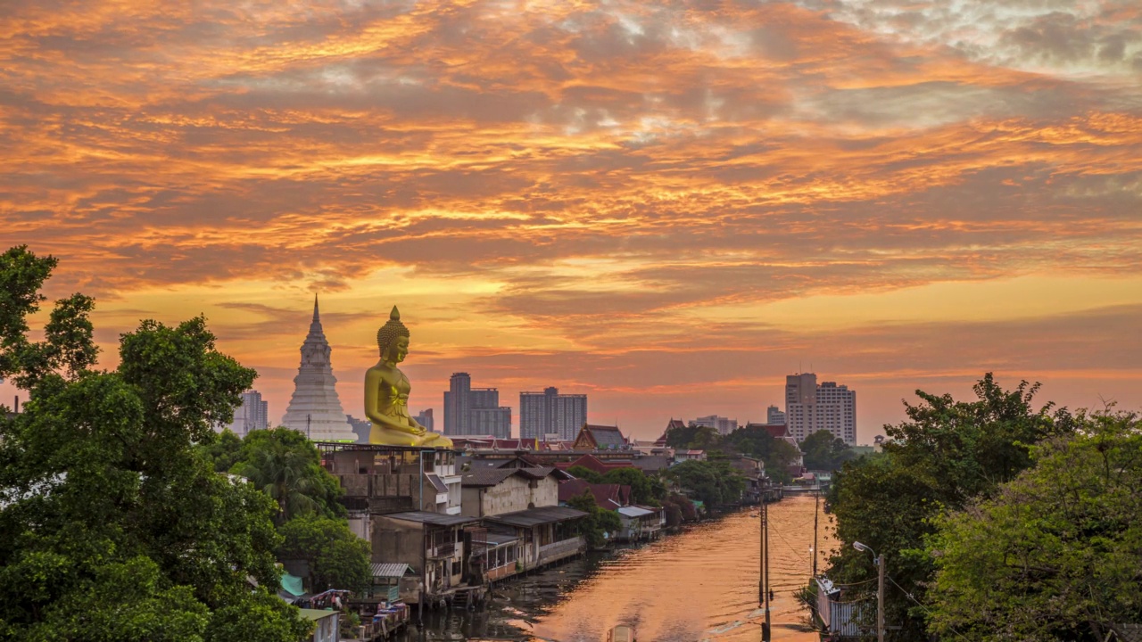 日落时分，位于河边的白南寺(Wat Pak Nam Phasi Charoen)的大佛雕像(Phra Buddha Dhammakaya Thepmongkhon)。视频素材