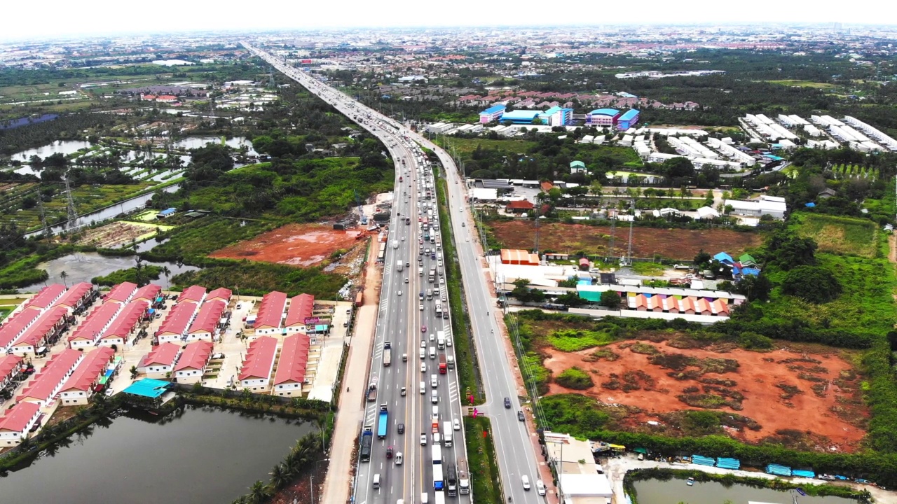 鸟瞰图，高速公路是高峰时间，很多汽车被困在高速公路上。视频素材