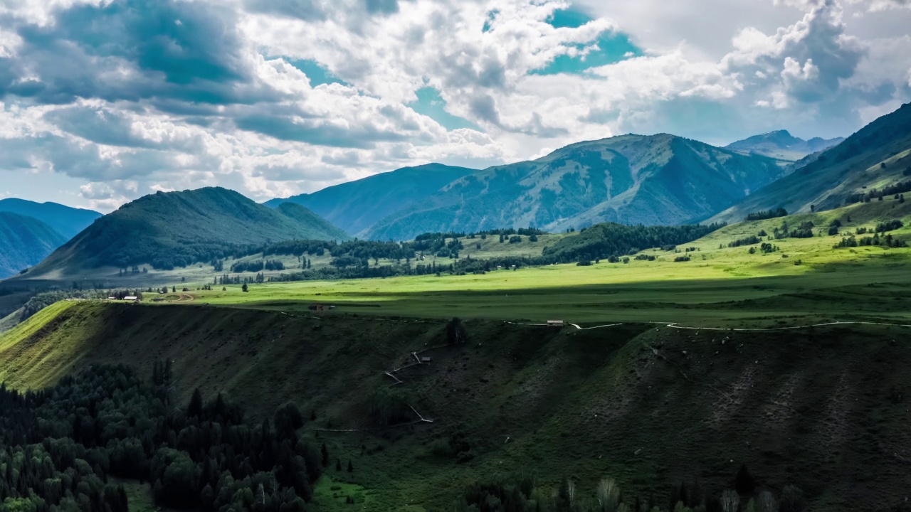 空中拍摄的新疆山脉和草原景观视频素材