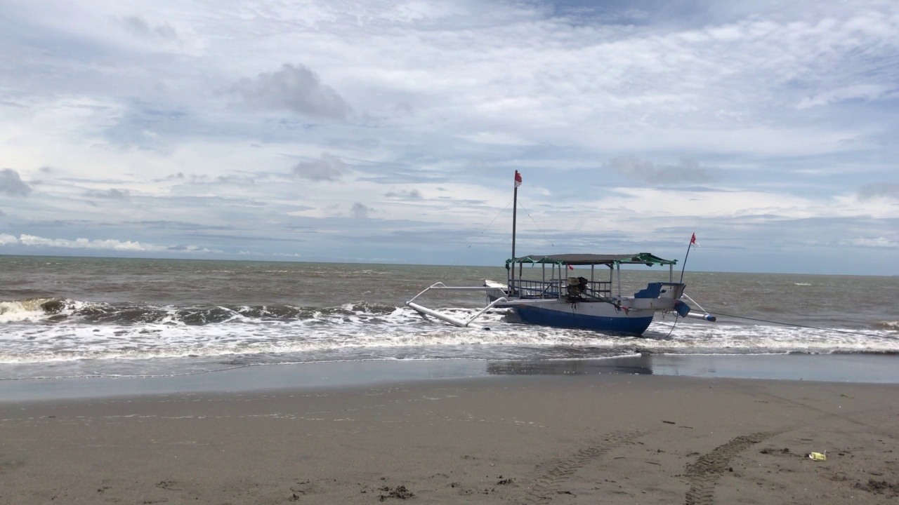 海滩上的旅游木船视频素材