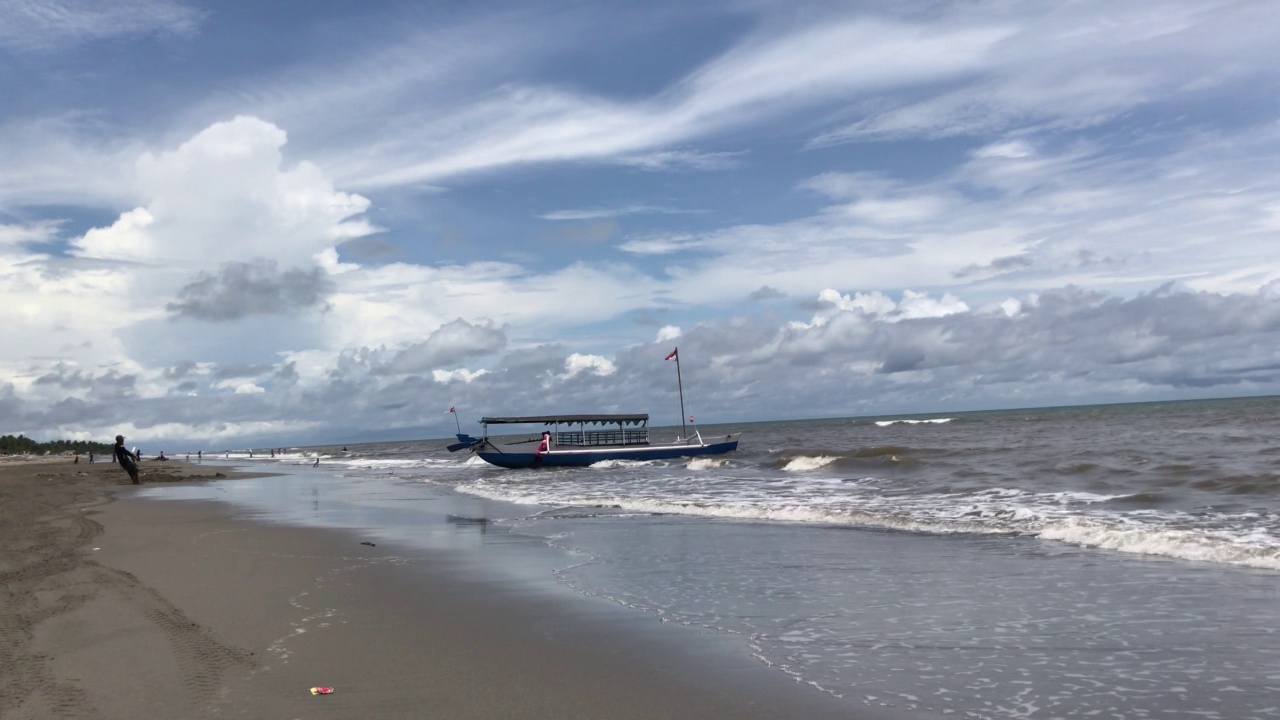 海滩上的旅游木船视频素材