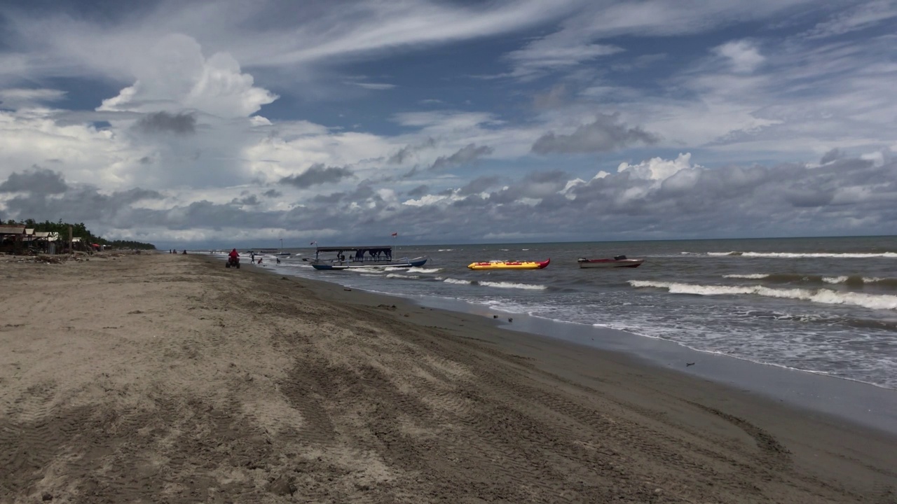 海滩上的旅游木船视频素材