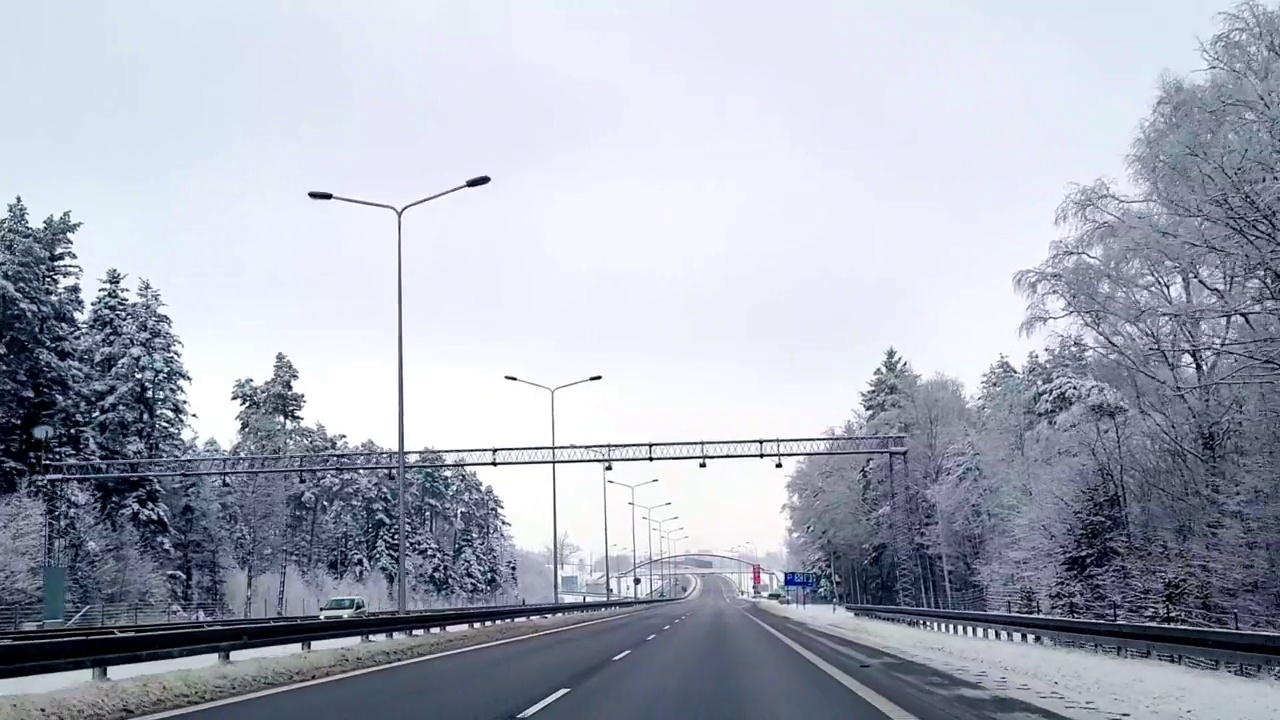 POV在雪地上开车视频素材