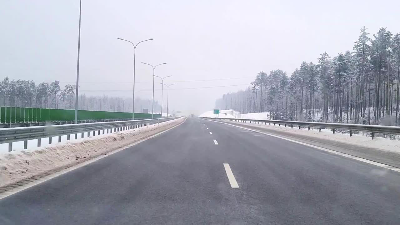 POV在雪地上开车视频素材