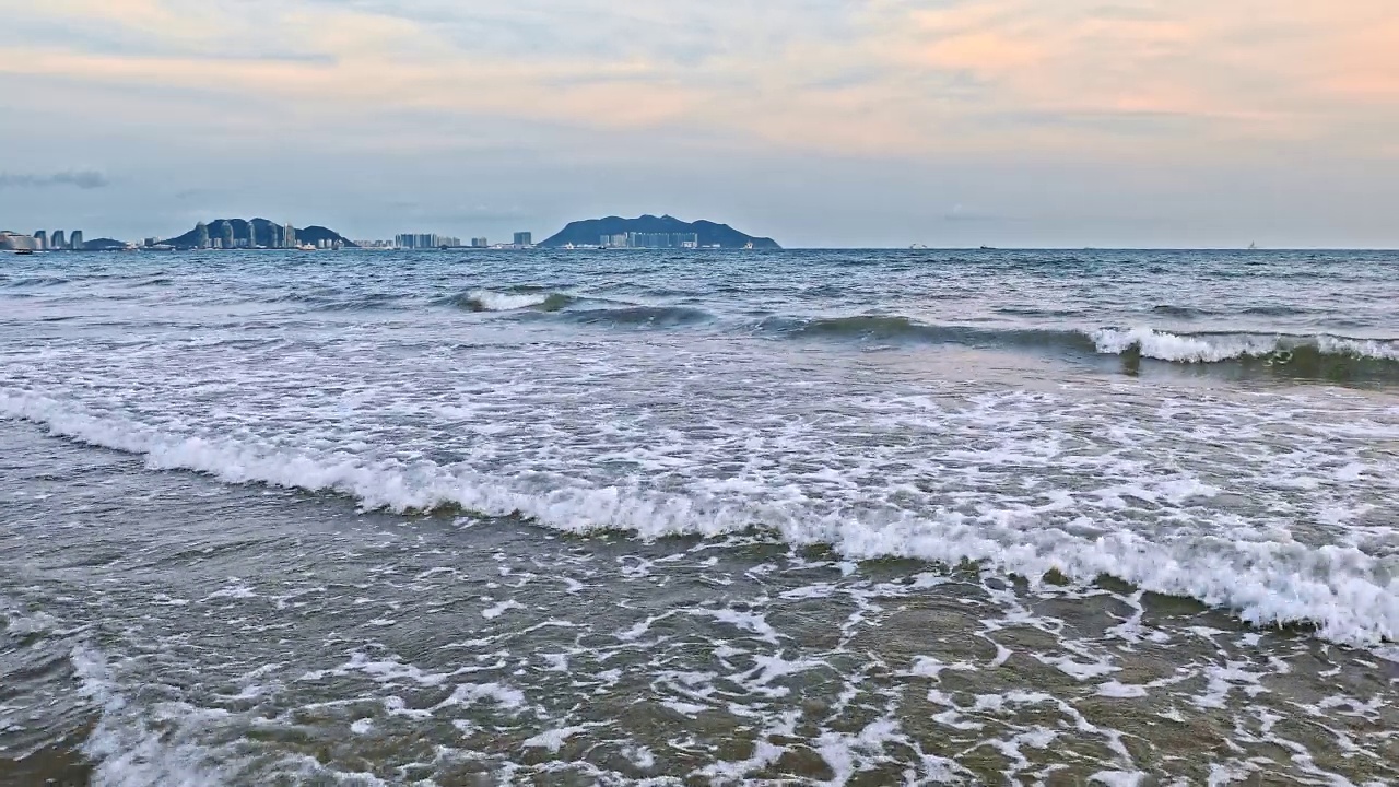 海南黄昏时分的波涛和城市天际线视频素材