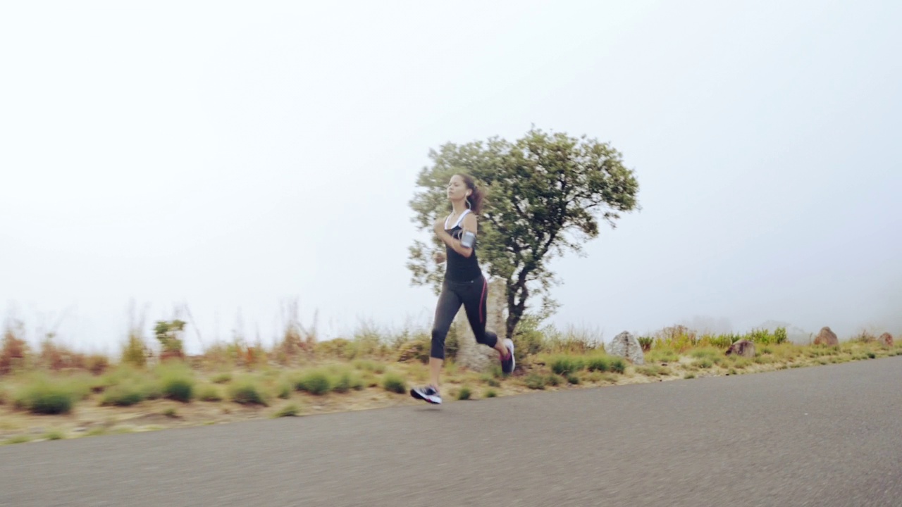 一段年轻女子慢跑的4k视频视频素材