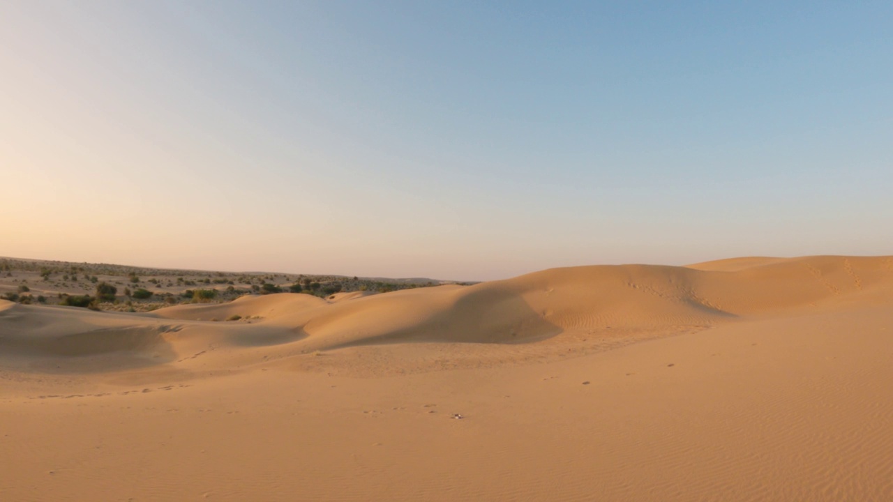 在印度拉贾斯坦邦Jaisalmer的塔尔沙漠拍摄的萨姆沙丘。在沙漠的沙丘上观赏日落。沙漠背景。视频素材