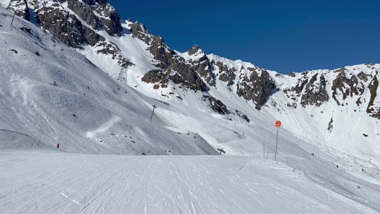 在Courchevel滑雪胜地的滑雪场视频素材