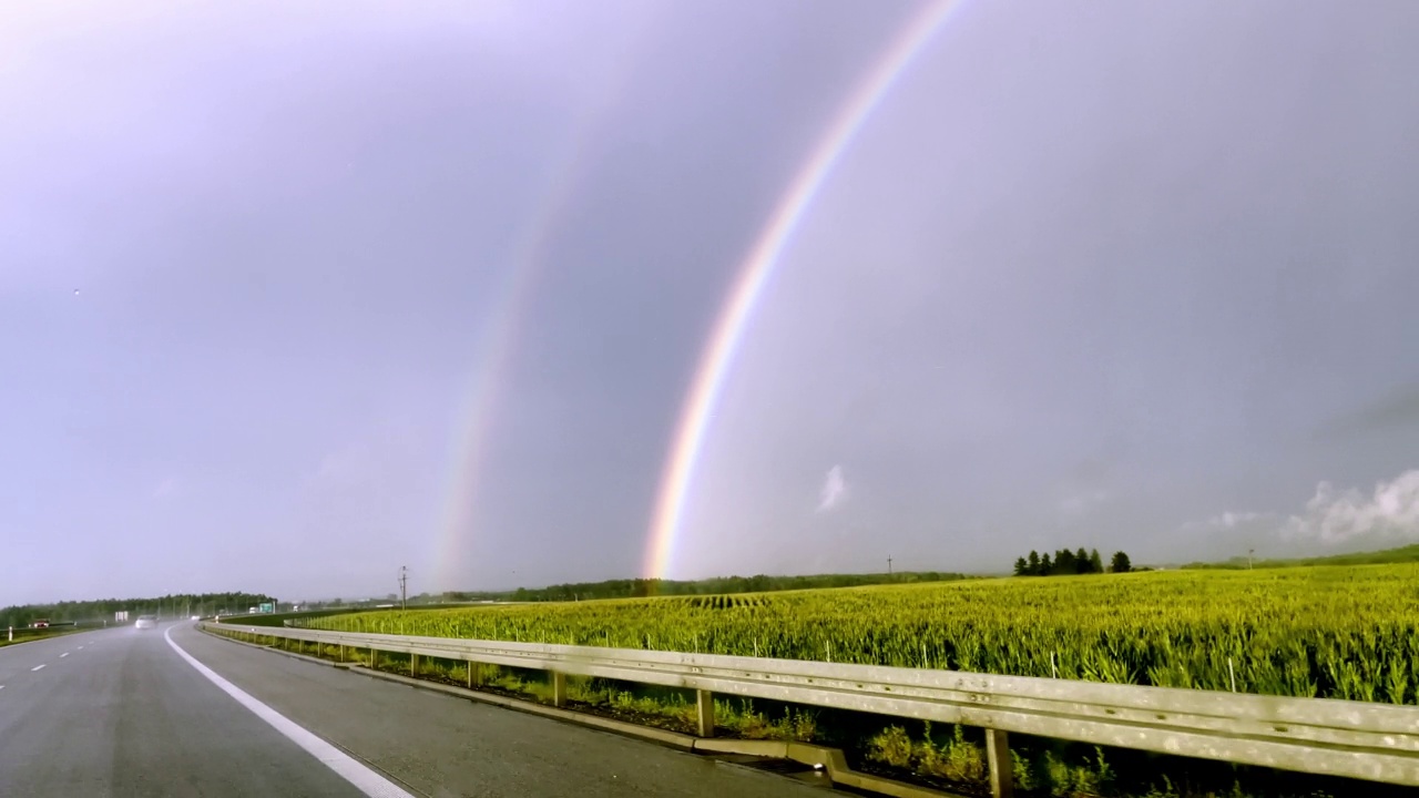 观点汽车驾驶。在雨中追逐彩虹视频素材