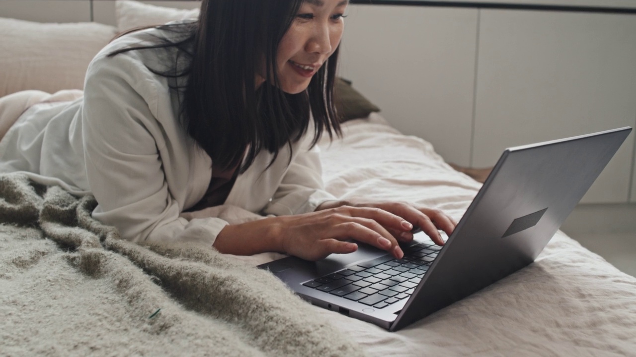 女人在床上用电脑视频素材