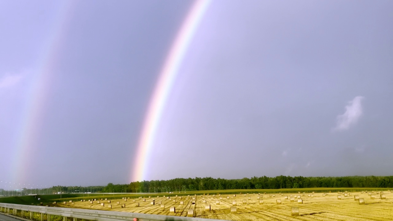 观点汽车驾驶。在雨中追逐彩虹视频素材