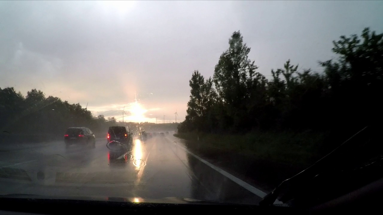 在雨中行驶在高速公路上视频素材