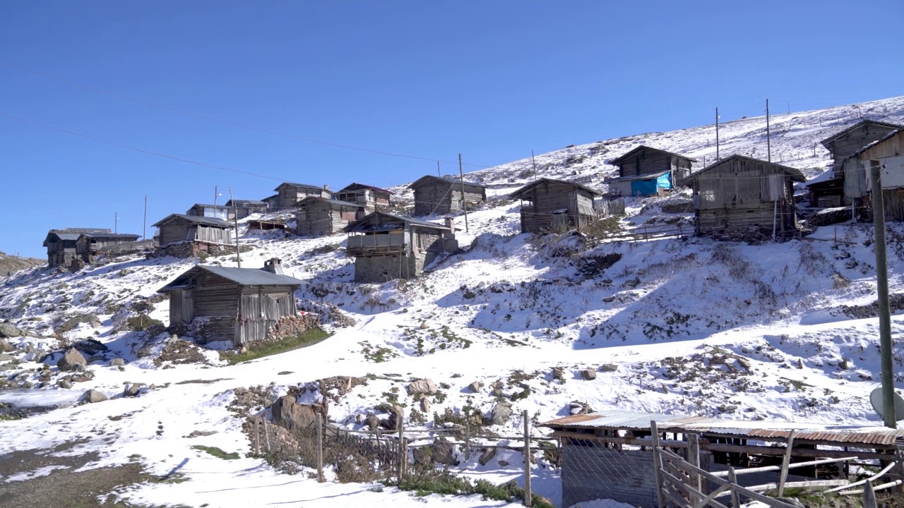 传统的黑海Karadeniz木制房屋在冬季积雪下的高地上。视频素材