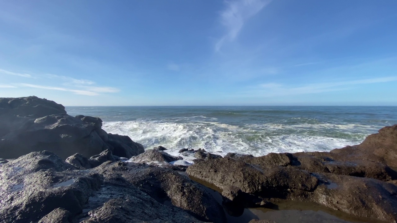 巨大的海浪冲上天空视频素材