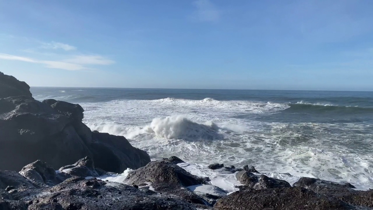 巨大的海浪冲击着岩石海岸视频素材