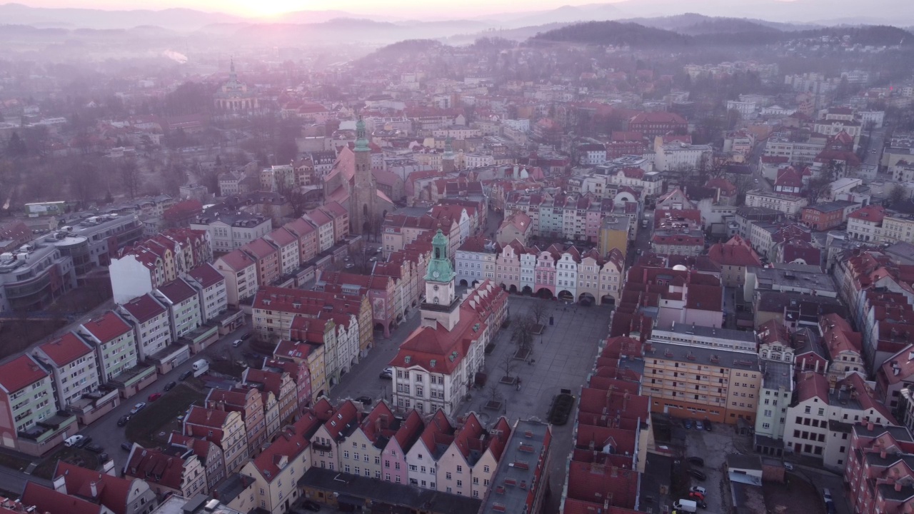 日出。Jelenia Góra从无人机拍摄的波兰市政厅视频下载