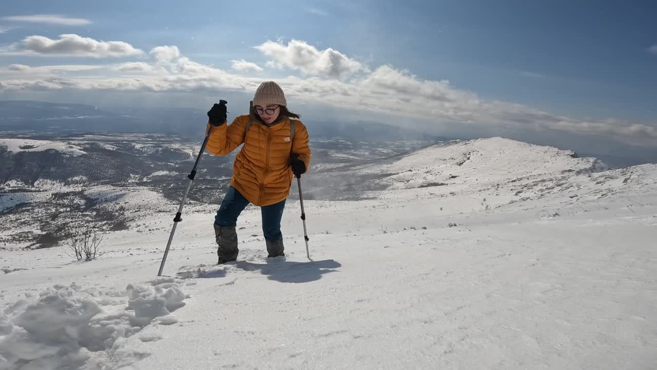 女徒步者攀登雪山视频素材