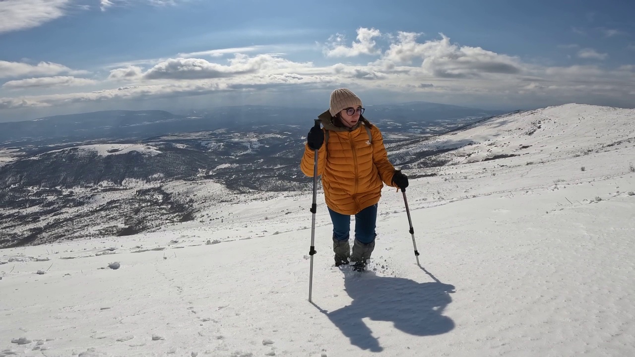 女登山客爬上雪山视频素材