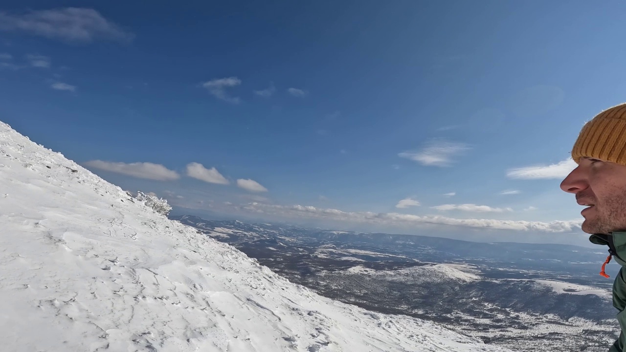 一群正在征服这座山的徒步旅行者视频素材