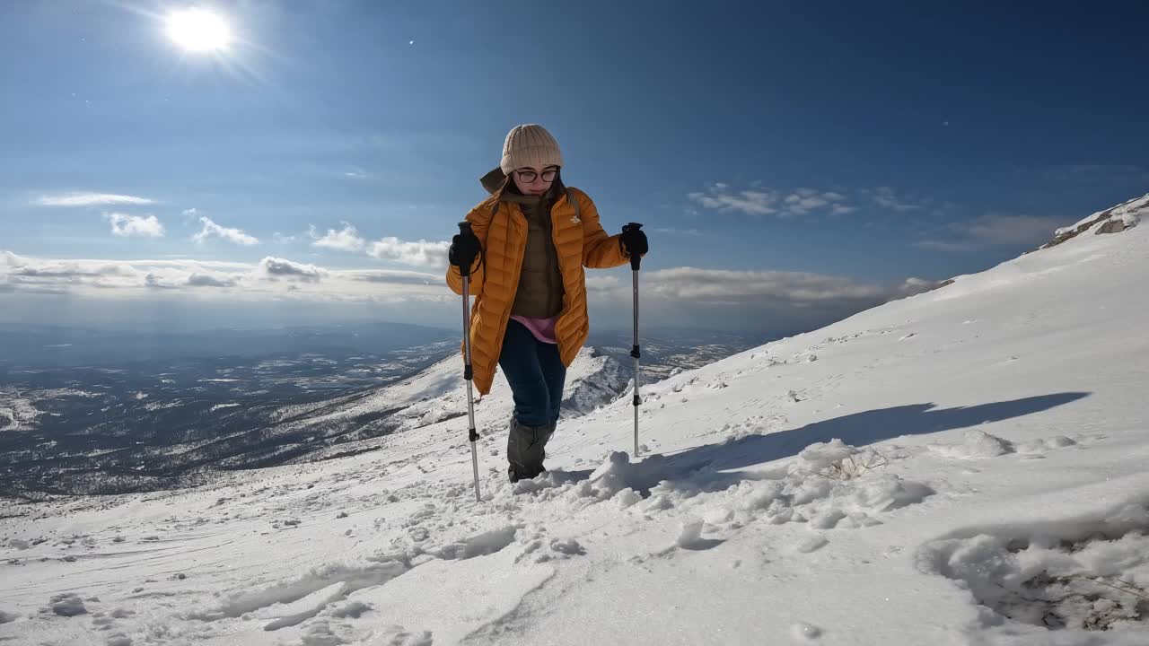 女徒步者攀登雪山视频素材