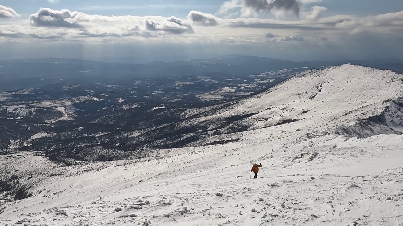 女徒步者攀登雪山视频素材