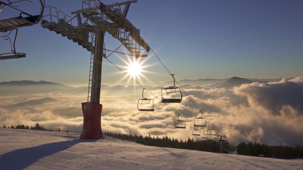 阳光明媚的全景冬季滑雪胜地与空的缆车和新鲜的雪在高山山坡上美丽的早晨视频素材