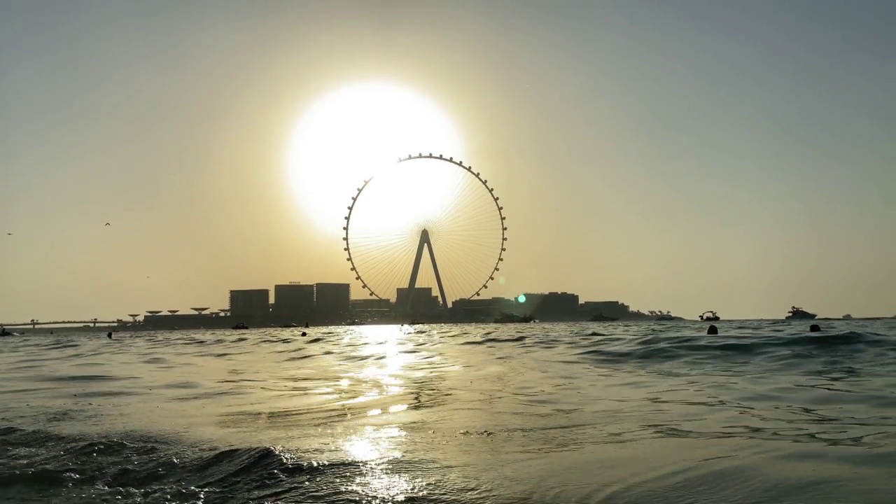 美丽的波斯湾风景。日落时分迪拜的大海。在迪拜旅游视频素材