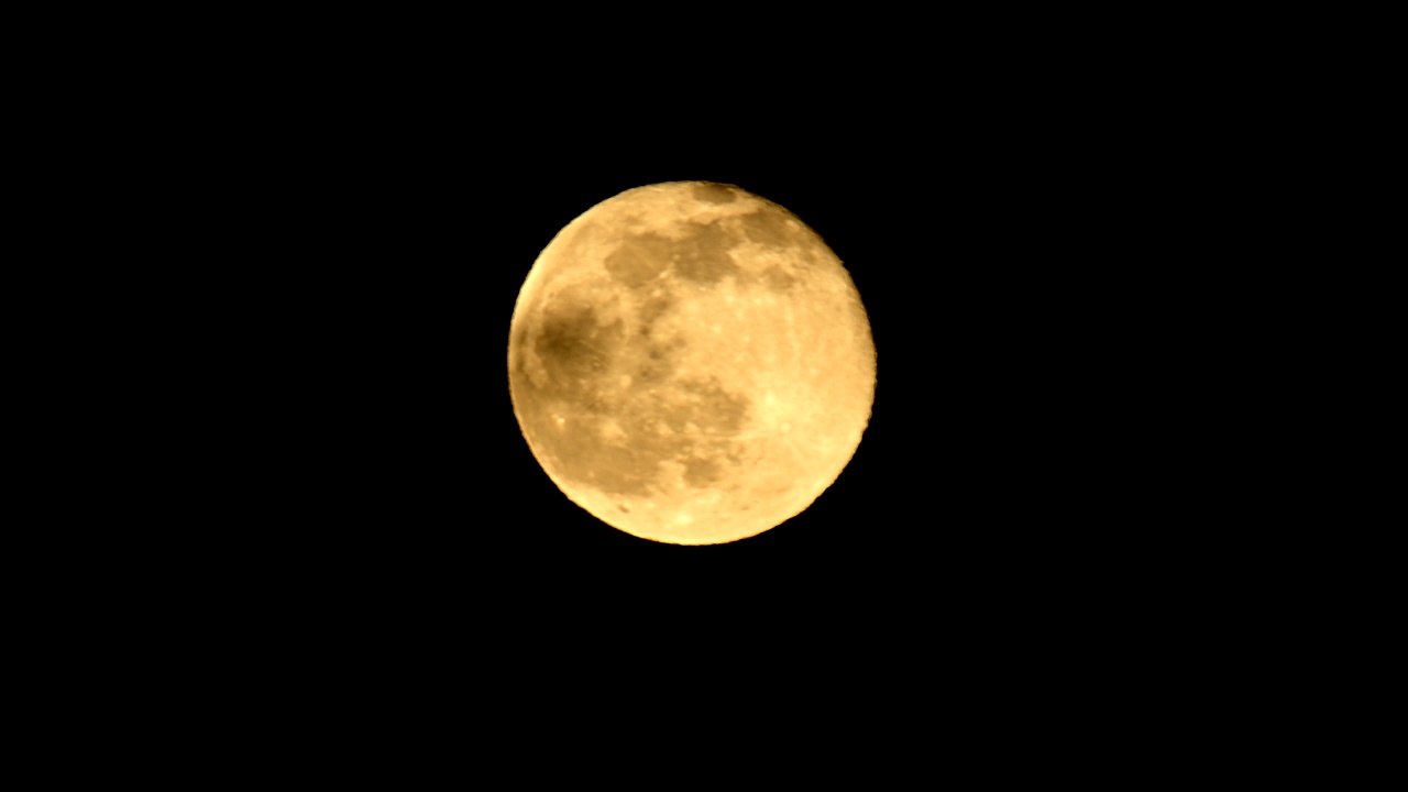 荷兰，Overijssel, 2月的夜空中，一轮薄云笼罩着夜空。月亮从左向右移动。视频素材