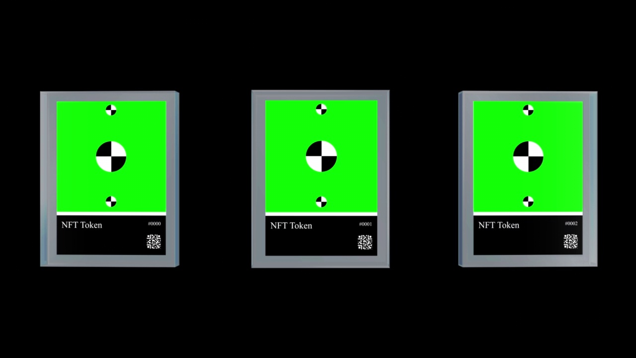 三NFT数字收集卡与绿色屏幕隔离在黑色背景。3d渲染动画与色度键的模型。3 d动画。屏幕有跟踪标记。视频素材