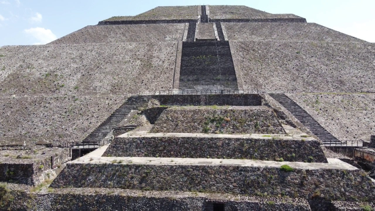 俯视图无人机金字塔Teotihuacán墨西哥在calzada de los muertos视频素材