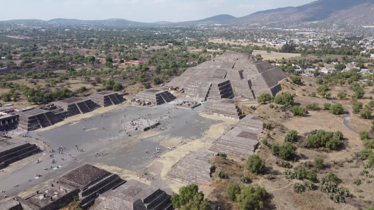 俯视图无人机金字塔Teotihuacán墨西哥在calzada de los muertos视频素材