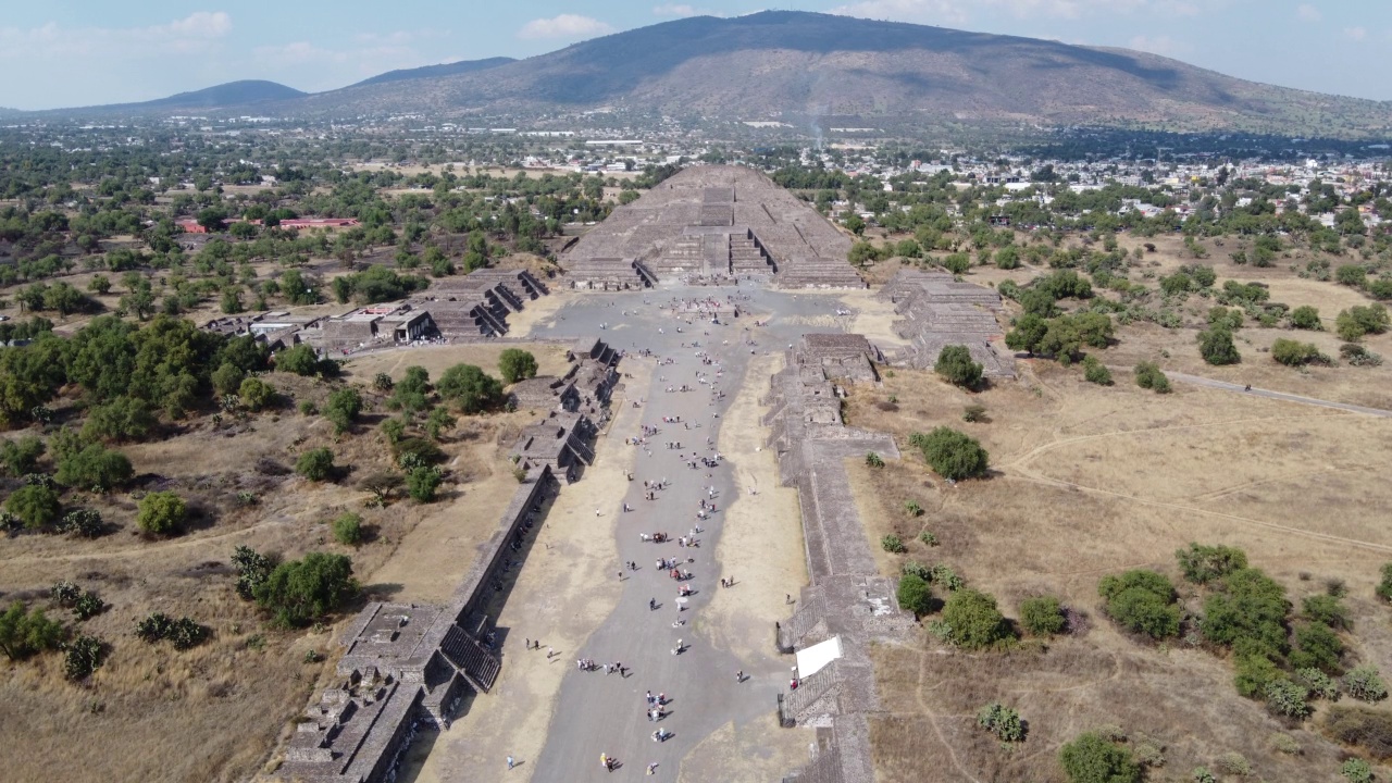 俯视图无人机金字塔Teotihuacán墨西哥在calzada de los muertos视频素材