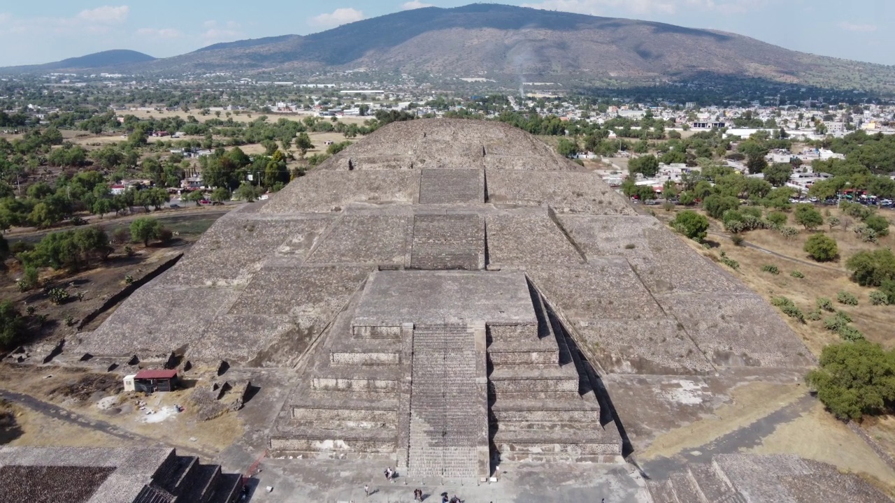 俯视图无人机金字塔Teotihuacán墨西哥在calzada de los muertos视频素材