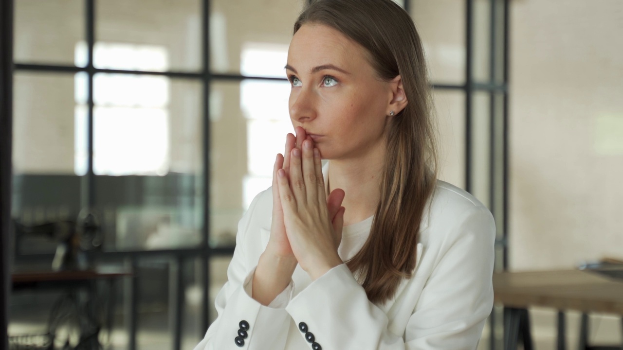 可爱美丽的女人双手合十祈祷，请求上帝的帮助视频素材