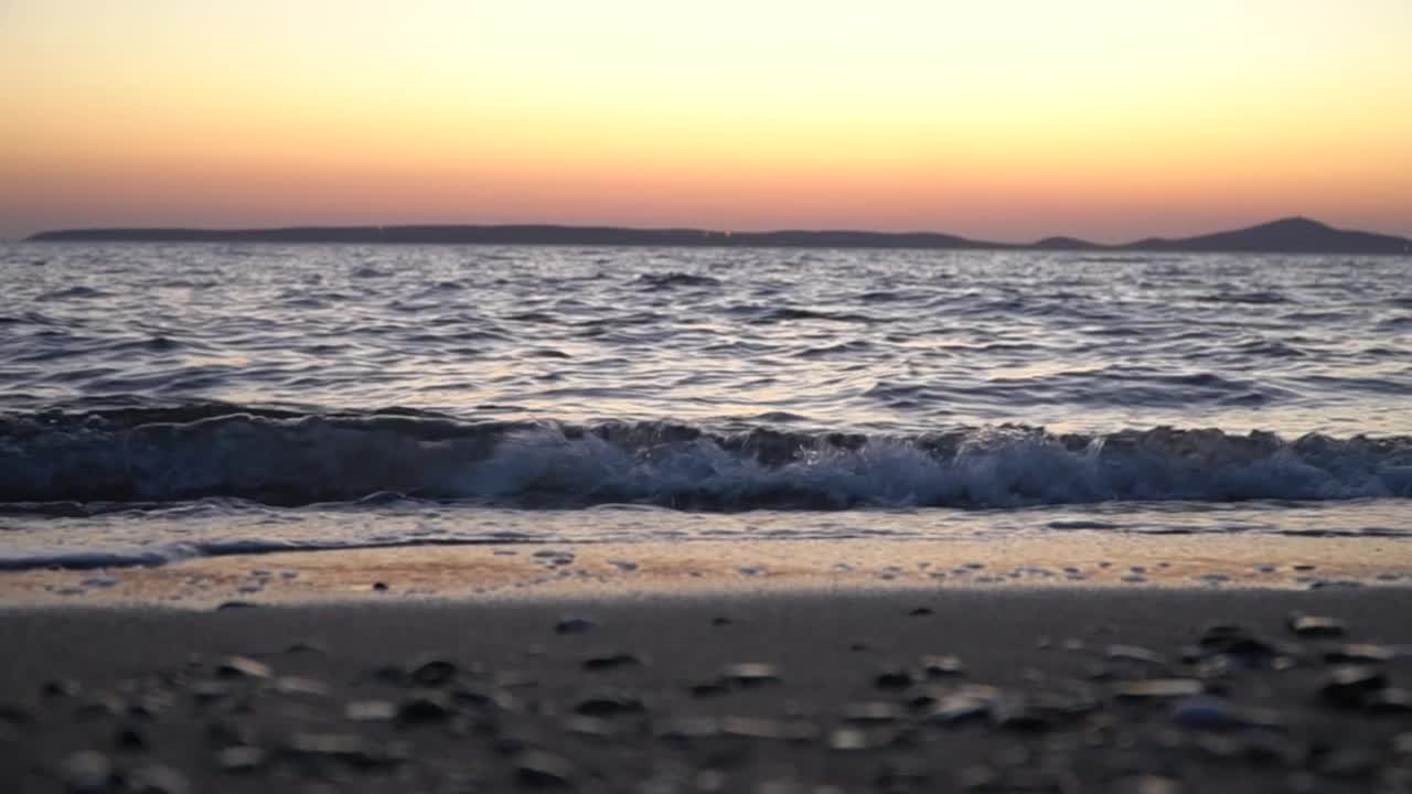 日落时海面上的波浪视频下载