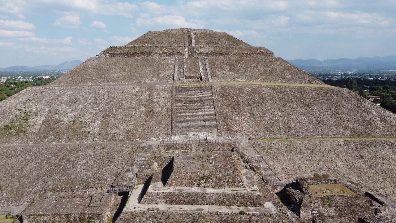 俯视图无人机金字塔Teotihuacán墨西哥在calzada de los muertos视频素材