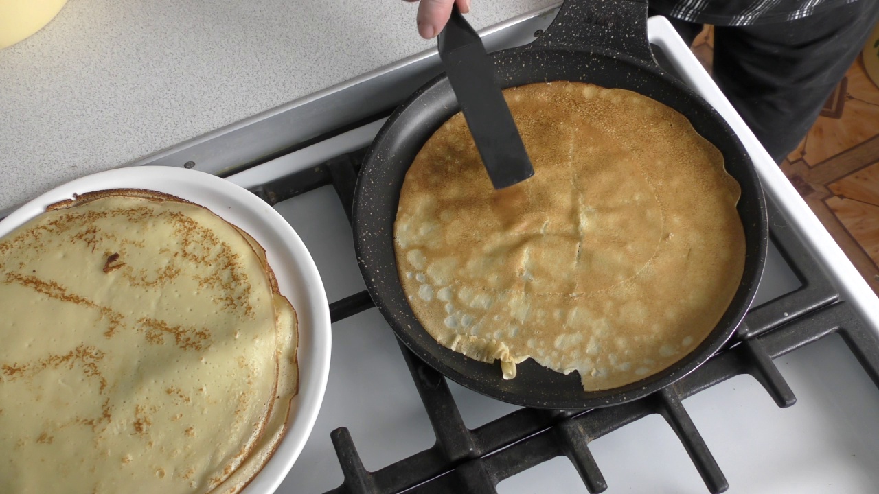 厨师用煎锅煎薄饼视频素材