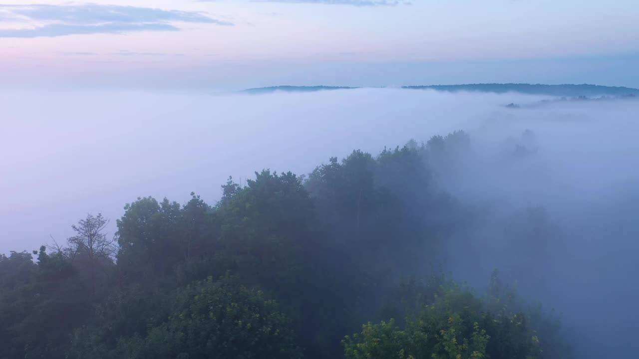 黎明前，一架无人机在浓雾笼罩平原上空拍摄了这张照片。视频素材