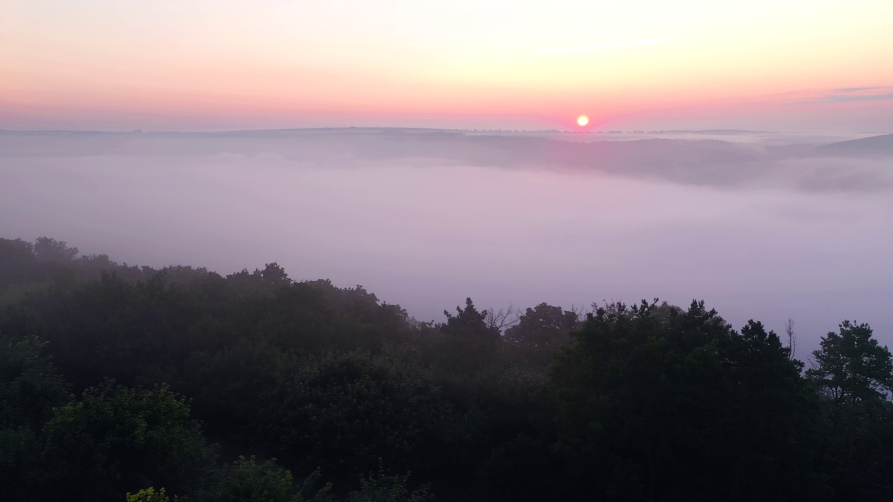 在晨光中有雾的地形的迷人的全景。视频素材