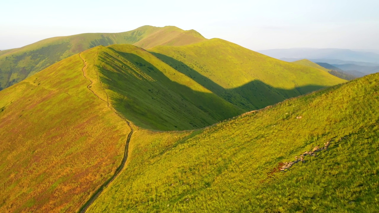 田园诗般的夏日，阳光照耀着青山。视频素材