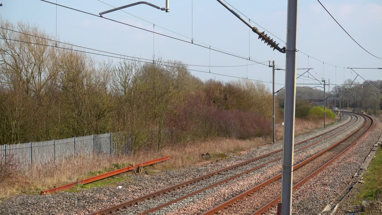 一辆阿凡提西海岸Pendolino火车在英国西海岸干线铁路上视频素材