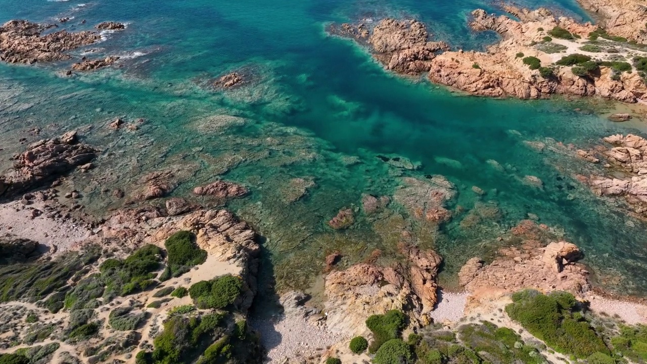 意大利撒丁岛的Isola Rossa海岸线视频素材